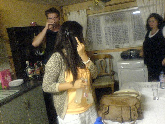 amber gives ES the bird